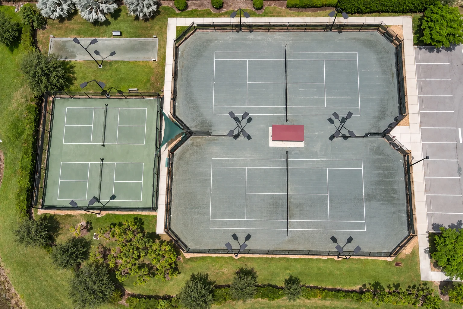 Tennis and pickleball courts at LaMorada