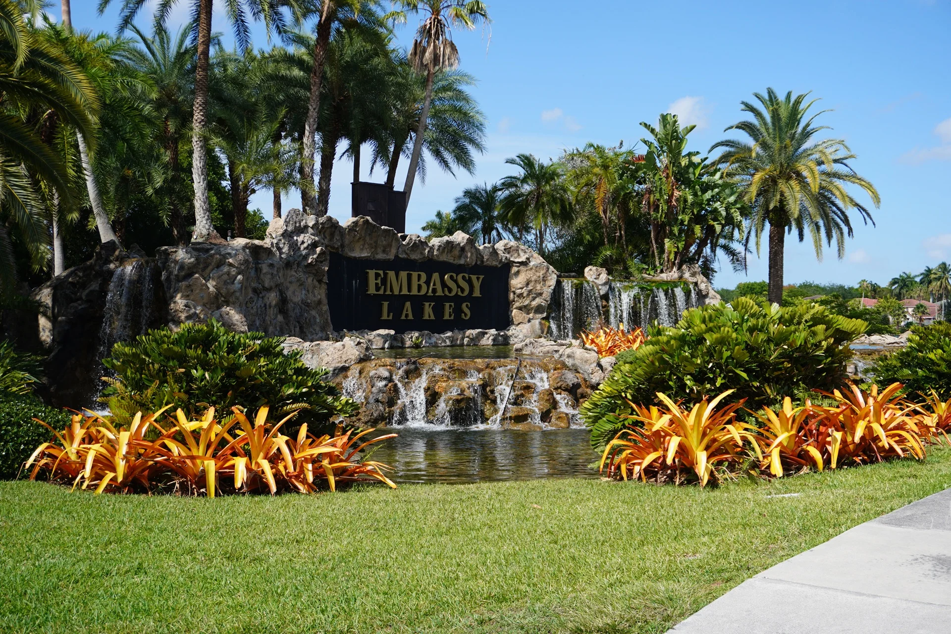EMBASSY-LAKES-SIGN.JPG